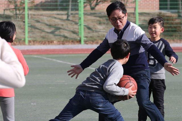 경북도교육감 이찬교 예비후보가 경북지역 학생들과 농구 시합을 하고 있다. 이찬교 예비후보 제공