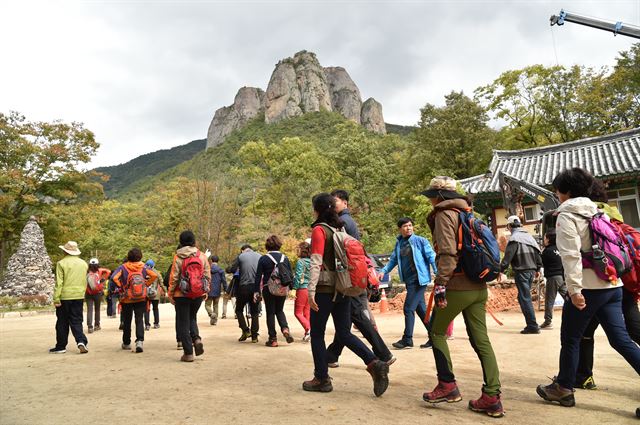 사계절 관광객이 붐비는 청송 주왕산. 청송군 제공.