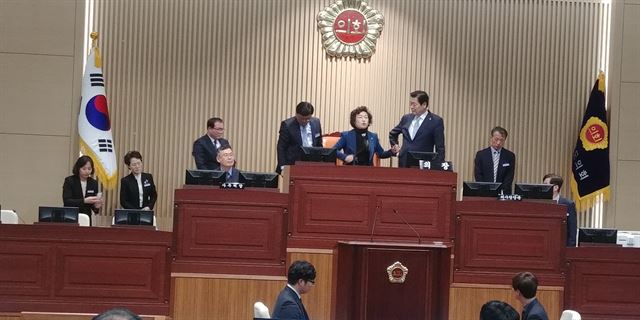 김응규 경북도의장이 시군의회 선거구획정안을 의결하려고 하자 민주당 배영애(가운데) 의원이 의장석에 올라가 심하게 반발하고 있다.