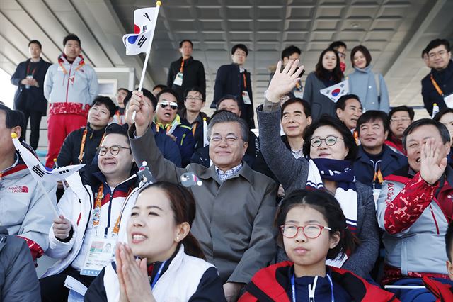 문재인 대통령과 부인 김정숙 여사가 14일 오전 강원 평창 바이애슬론센터에서 열린 2018 평창패럴림픽 크로스컨트리 예선 경기를 관람하며 선수들을 응원하고 있다. 청와대 제공