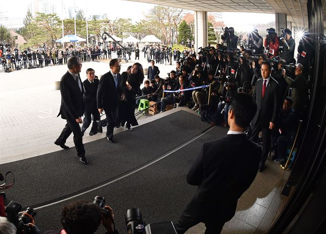 뇌물수수·횡령·조세포탈 등 혐의를 받는 이명박 전 대통령이 14일 오전 서울 서초구 서울중앙지검에 피의자 신분으로 출석하고 있다. 사진공동취재단