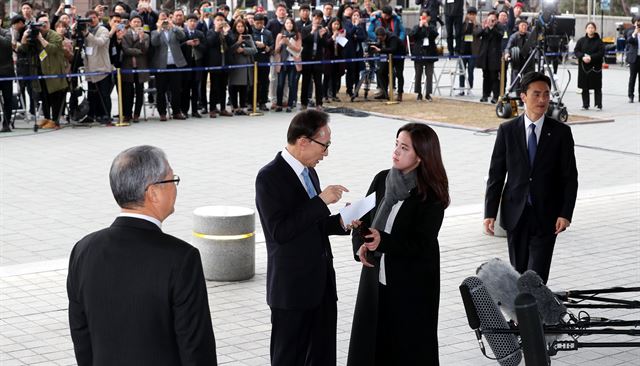 뇌물수수·횡령·조세포탈 등 혐의를 받는 이명박 전 대통령이 14일 오전 서울 서초구 서울중앙지검에 피의자 신분으로 출석하고 있다. 사진공동취재단