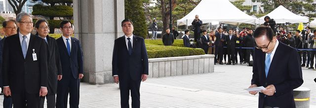 이명박 전 대통령이 14일 서울중앙지검으로 출두하며 포토라인에 서고 있다. 사진공동취재단