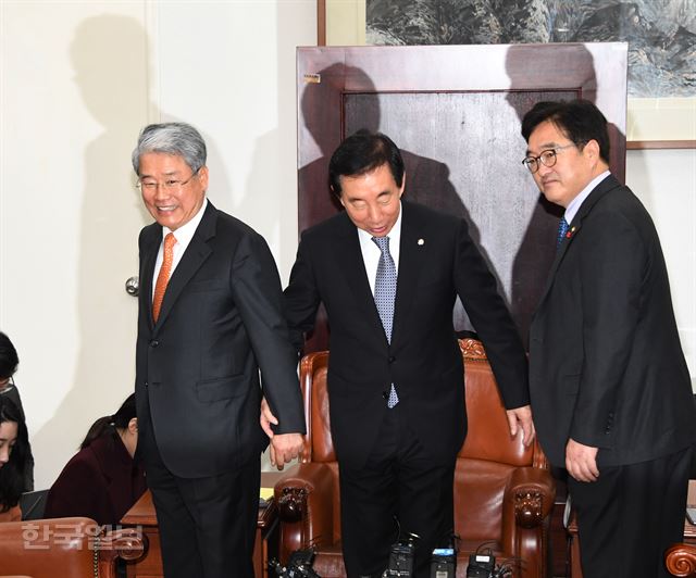 14일 오전 국회에서 열린 여야 3당 원내대표 회동에서 참석자들이 언론을 향해 비공개로 하곘다며 인사하고 있다. 왼쪽부터 바른미래당 김동철 원내대표, 자유한국당 김성태 원내대표, 더불어민주당 우원식 원내대표. 오대근 기자 inliner@hankookilbo.com