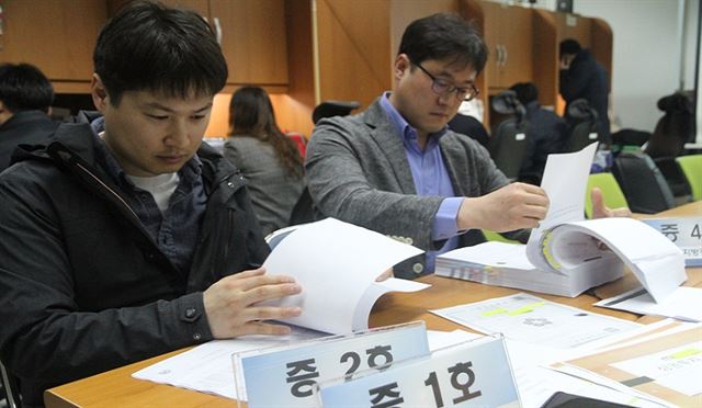 전북 전주완산경찰서 수사관들이 취업사기 증거자료를 살펴보고 있다. 전북경찰청 제공