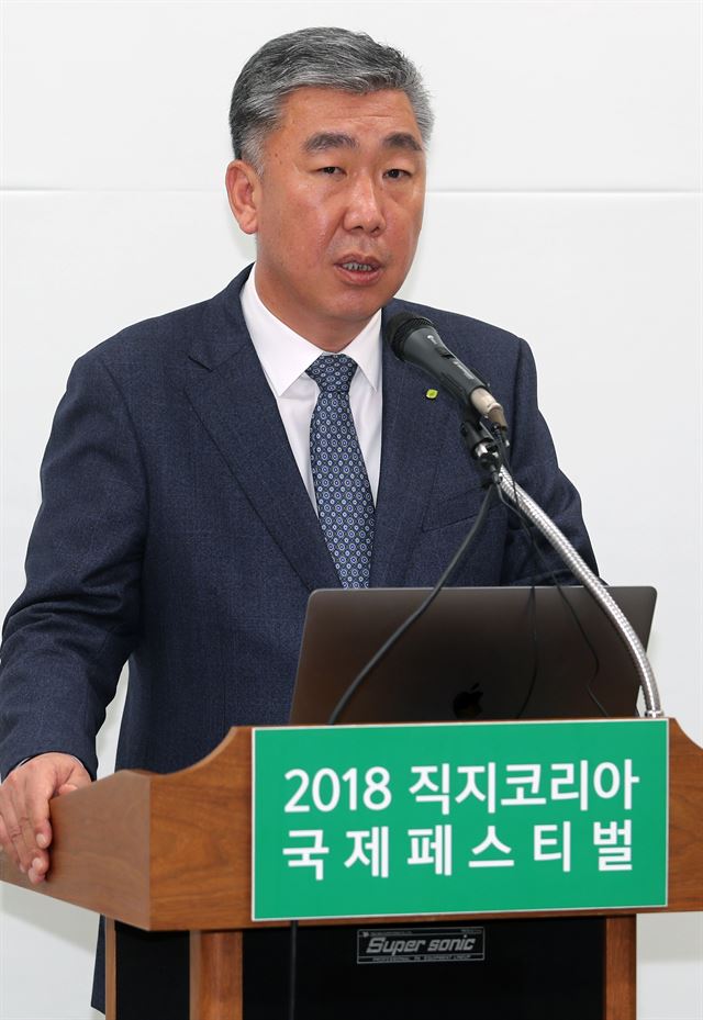 이범석 청주시장 권한대행이 15일 청주시청 브리핑룸에서 2018직지코리아국제페스티벌 기본 계획을 발표하고 있다. 청주시 제공