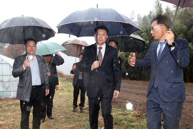 이철성 경찰청장(가운데)이 15일 오후 전남 보성군 백남기 농민 생가를 찾아 권용식 보성농민회장(왼쪽)의 안내를 받아 주변 공동경작지를 살펴보고 있다. 이 청장은 이날 전남을 방문하면서 유족 면담을 시도했으나 백 농민의 부인을 만나지 못하고 발길을 돌렸다. 보성=연합뉴스