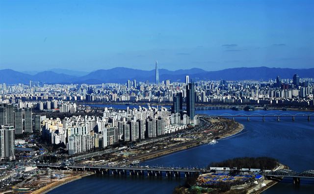 봄비가 내린 뒤 맑은 날씨가 이어진 16일 오후 여의도 63빌딩 스카이아트에서 바라본 한강과 서울 시내가 미세먼지 없는 깨끗한 하늘을 보이고 있다.서재훈기자 spring@hankookilbo.com