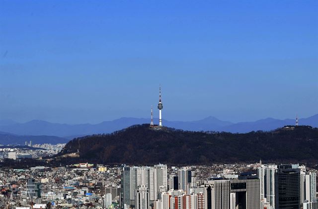 봄비가 내린 뒤 맑은 날씨가 이어진 16일 오후 여의도 63빌딩 스카이아트에서 바라본 서울 시내가 미세먼지 없는 깨끗한 하늘을 보이고 있다.서재훈기자 spring@hankookilbo.com