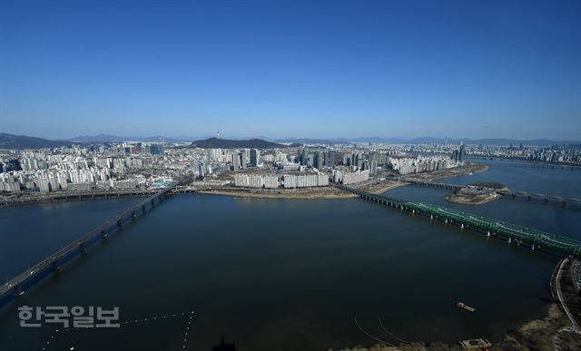 봄비가 내린 뒤 맑은 날씨가 이어진 16일 오후 여의도 63빌딩에서 바라본 한강과 서울 시내가 미세먼지 없는 깨끗한 하늘을 보이고 있다.서재훈기자 spring@hankookilbo.com