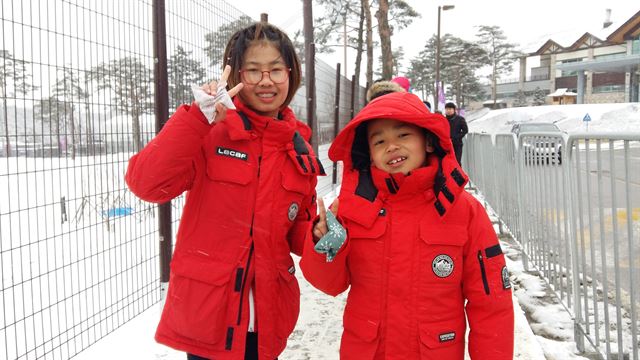 신의현의 딸 신은겸(12)양과 아들 신병철(9)군이 16일 포즈를 취하고 있다. 평창=김지섭 기자