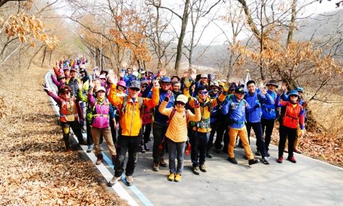 17일 평화누리길 3코스 김포 전류리포구에서 발대식을 갖고, 올해 본격적인 활동에 나선 청년 평화누리길 원정대 ‘DMZ고라니’. 경기도 제공