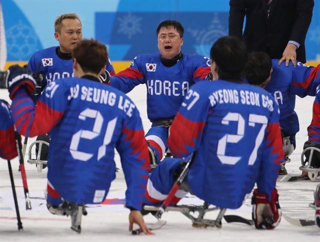 17일 강원도 강릉하키센터에서 열린 2018평창동계패럴림픽 아이스하키 대한민국과 이탈리아의 동메달 결정전에서 대한민국이 1:0으로 승리, 선수들이 애국가를 부르며 눈물을 흘리고 있다. 뉴시스