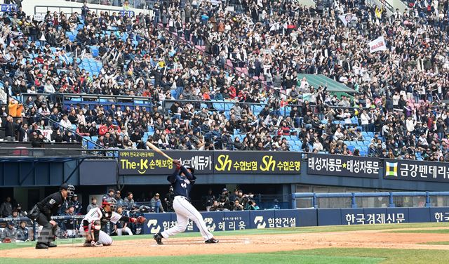 프로야구 LG-두산의 시범경기가 열린 18일 오후 서울 잠실야구장에서 시민들이 열띤 응원을 하며 구경하고 있다. 홍인기 기자