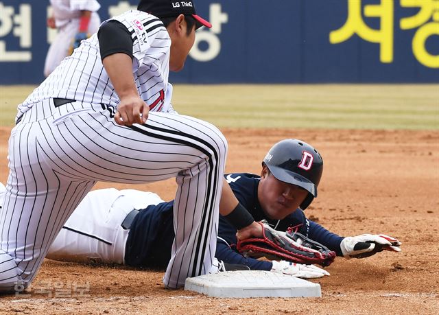 18일 오후 서울 잠실야구장에서 열린 2018 KBO 프로야구 두산 베어스와 LG의 시범경기. 8회말 2사 1루 두산 박건우 타석때 1루 대주자 백민기가 LG 이동현의 견제구에 아웃 되고 있다. 홍인기 기자