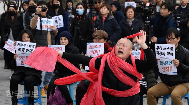 공연예술인노동조합이 18일 오후 서울 종로구 마로니에 공원에서 문화예술계 평등문화를 위한 연극인 궐기대회를 열고 퍼포먼스를 선보이고 있다. 서재훈기자