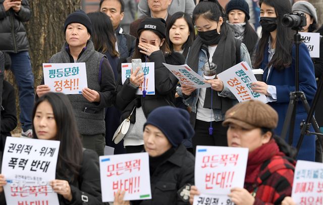 18일 오후 서울 종로구 마로니에 공원에서 열린 '문화예술계 평등문화를 위한 연극인 궐기대회'에서 참석자들이 한 학생의 발언을 들으며 눈물을 닦고 있다. 서재훈기자