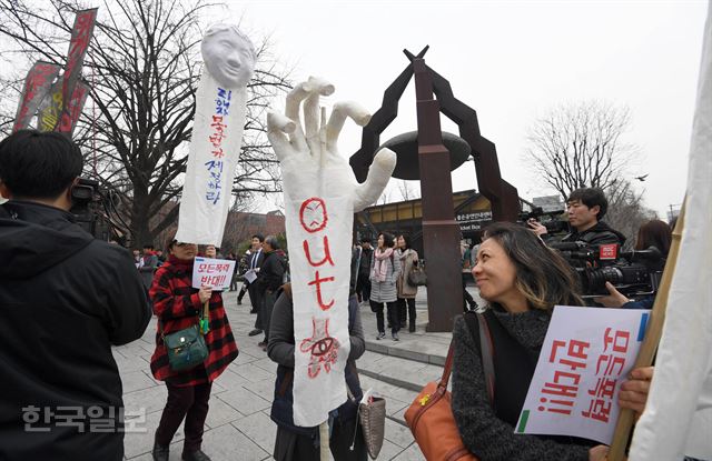 18일 오후 서울 마로니에 공원에서 열린 문화예술계 평등문화를 위한 연극인 궐기대회에서 참석자들이 연극계 변화를 위한 규탄과 청원을 위한 행진을 하고 있다. 서재훈기자 spring@hankookilbo.com