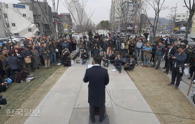 정봉주 전 의원이 18일 서울 마포구 경의선숲길공원에서 6.13 지방선거 서울시장 출마를 선언하고 있다. 서재훈기자