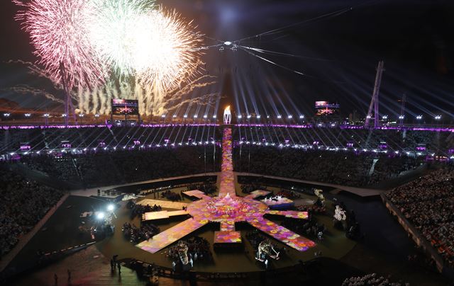 2018평창동계패럴림픽 폐막식이 열린 18일 저녁 화려한 불꽃이 평창 밤하늘을 화려하게 수놓고 있다. 연합뉴스