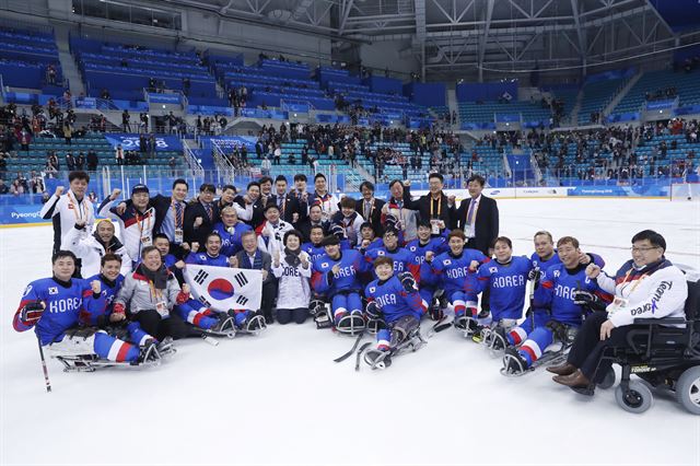 문 대통령과 김정숙 여사가 아이스하키팀 동메달 획득을 축하하며 기념촬영을 했다. 청와대 제공