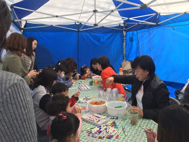 구미 봉곡테마공원에서 '구미 자봉이의 날' 행사에 참가자들이 체험활동을 하고 있다. 구미시 제공