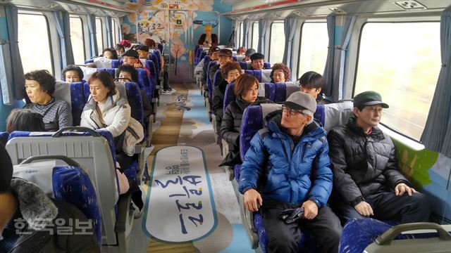 [저작권 한국일보]경북 포항-영덕구간을 운행하는 무궁화호 탑승객들이 차창 밖을 바라보고 있다. 김정혜기자 kjh@hankookilbo.com