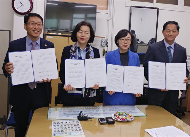 경기도의회 더불어민주당 김영환(사진 왼쪽부터)ㆍ김유임 의원과 박윤희 전 고양시의장, 이재준 의원이 19일 오전 고양시청에서 기자회견을 열고 ‘원팀’ 공동성명 합의문을 발표하고 있다. 김유임 의원 제공