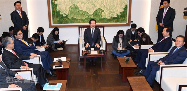 정세균 국회의장과 여야 3당 교섭단체 원내대표가 19일 국회 의장접견실에서 열린 여야 3당 교섭단체 원내대표 정례회동에서 개헌안 등 정국현안을 논의하고 있다. 오대근기자 inliner@hnakookilbo.com