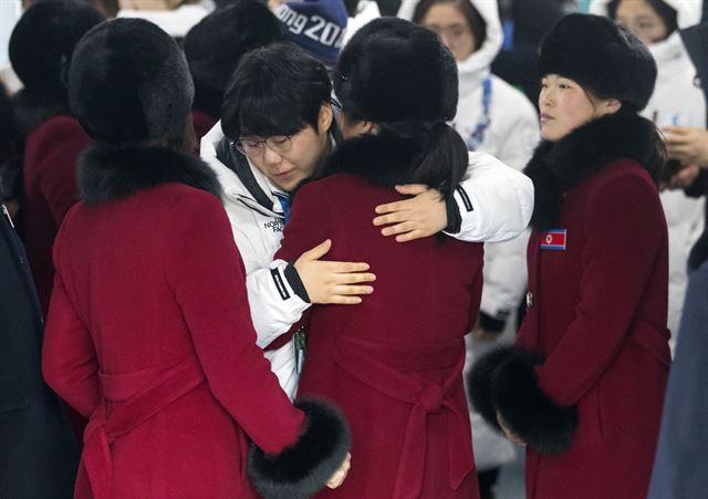 평창 동계올림픽이 끝난 지 하루가 지난달 26일 강원 강릉시 올림픽 선수촌에서 남북 여자 아이스하키 단일팀 선수들이 작별 인사를 하고 있다. 강릉=연합뉴스