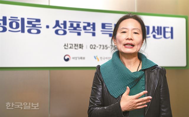 변혜정 한국여성인권진흥원 원장이 15일 서울 중구 서소문로 사무실에서 본보와 인터뷰 하고 있다. 신상순 선임기자