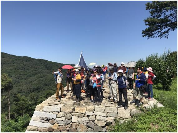 경기옛길탐방 참가자들이 지난해 안성 죽주산성에서 가이드로부터 설명을 듣고 있다. 경기도 제공