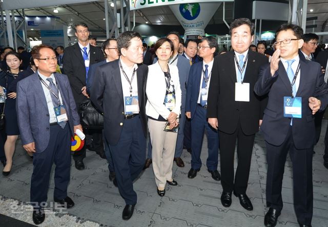 [저작권 한국일보]이낙연(오른쪽 두번째) 국무총리가 19일 브라질 세계물포럼 한국관을 찾아 국내 자치단체와 기업의 물산업에 대한 설명을 듣고 있다. 브라질리아=전준호기자