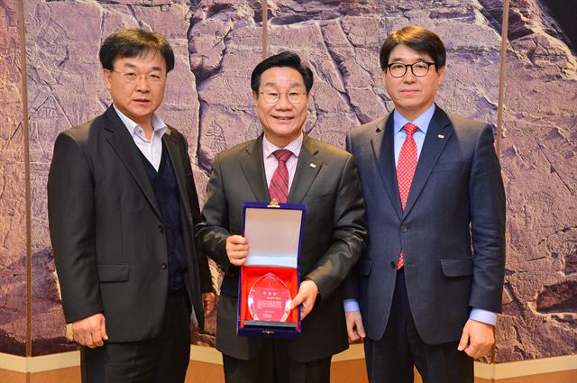 신장열(가운데)울주군수와 군 간부들이 일자리박람회 특별상 수상 상패를 들어 보이고 있다. 울주군 제공