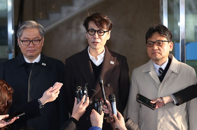 작곡가 겸 가수 윤상(가운데)을 수석대표로 하는 '예술단 평양공연' 실무접촉 대표단이 20일 오전 서울 종로구 삼청동 남북회담본부에서 판문점 북측지역 통일각으로 출발에 앞서 취재진에게 발언하고 있다. 연합뉴스