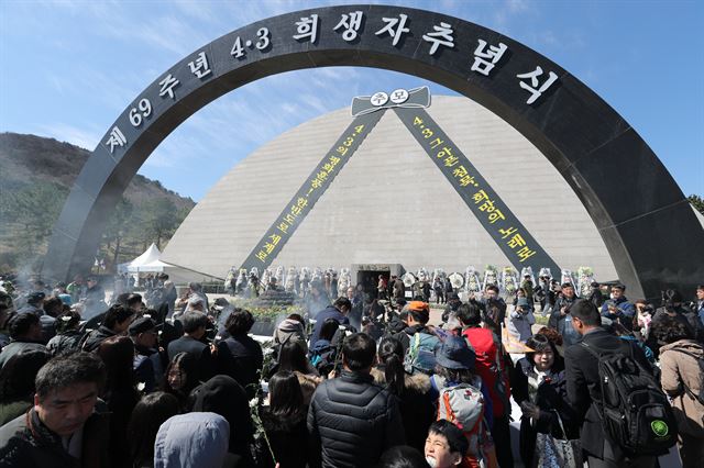 20일 제주도의회가 제주 4ㆍ3희생자추념일을 전국 최초로 지방공휴일로 지정하는 내용을 담은 조례안을 만장일치로 통과시켰다. 제주도 역시 이를 수용하고 올해 4월 3일을 지방공휴일로 시행하겠다는 입장을 밝혔다. 사진은 지난해 제주 4ㆍ3평화공원에서 열린 4ㆍ3희생자희생자 추념식. 한국일보 자료사진.