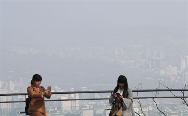 지난 11일 오전 서울 남산에서 바라본 서울 도심이 미세먼지로 희미하게 보인다. 연합뉴스