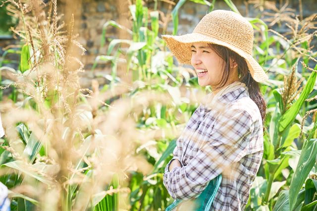 “겨울술은 으스스한 바람과 함께 마셔야 돼.” 영화 '리틀 포레스트'에서 혜원(김태리)은 '어른스럽게' 친구와 술잔을 기울인다. 김태리는 할머니와 유년시절을 보내고 극단 생활을 해 어른들과 지내는 게 익숙하다. 영화사 수박 제공