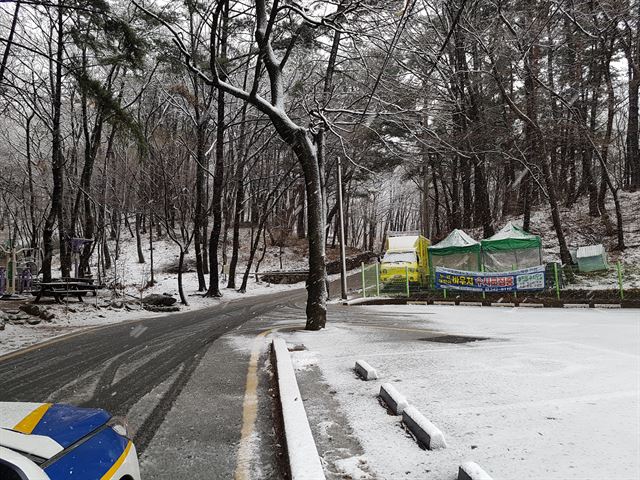 21일 오전 수은주가 영하로 떨어진 부산 사상구 운수사 주변에 눈이 쌓여 있다. 부산경찰청 제공