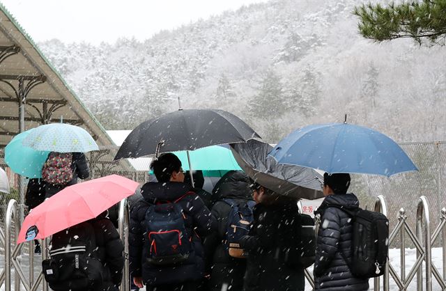 춘분인 21일 오전 부산 부암동 고지대에 눈이 내리고 있다. 부산 일부 지역의 수은주가 영하로 떨어져 눈이 내렸다. 고지대인 금정구 산성로, 북구 만덕고개길, 연제구 황령산로 등 8곳의 교통이 통제되고 있다. 연합뉴스