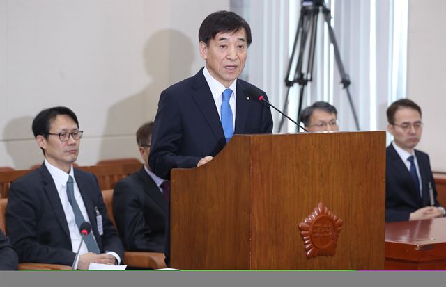 이주열 한국은행 총재가 21일 오전 국회 기획재정위원회에서 열린 인사청문회에서 모두발언을 하고 있다. 연합뉴스