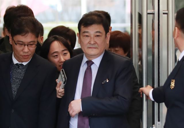 금호타이어 인수를 추진하는 중국 타이어업체 더블스타의 차이융썬 회장이 21일 오후 서울 여의도 KDB산업은행을 찾아 이동걸 산업은행 회장 등 금호타이어 채권단 면담을 마친 뒤 떠나고 있다. 연합뉴스