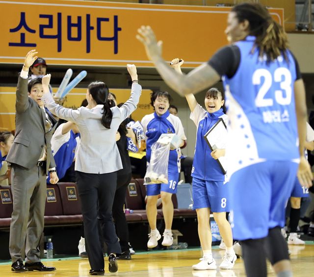 우리은행 선수단이 우승 확정 후 환호하고 있다. 청주=연합뉴스