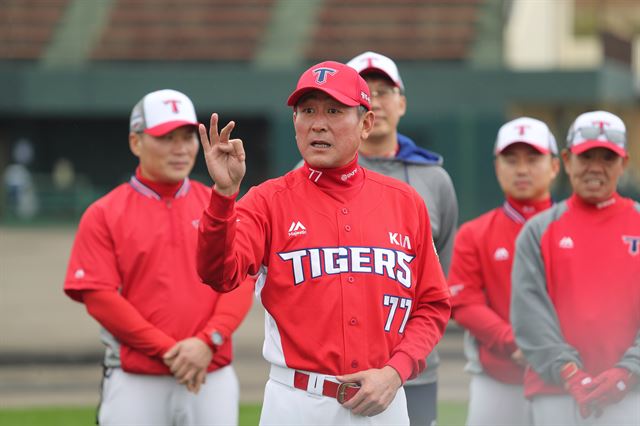 지난달 일본 오키나와에서 전지훈련을 지휘하는 김기태 KIA 감독. KIA 제공