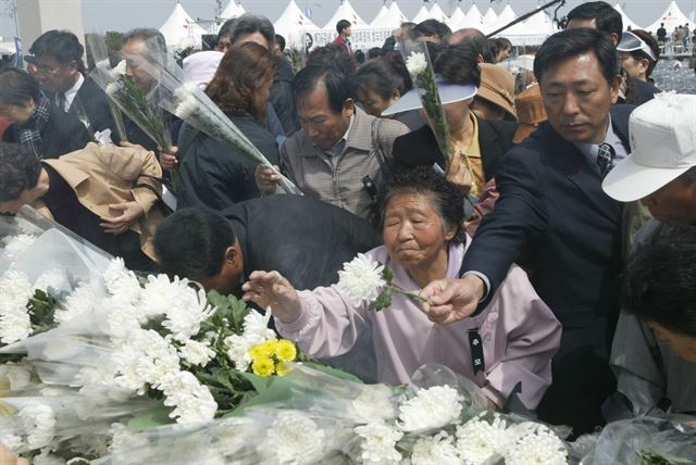 2004년 제주 4ㆍ3평화공원 추념광장에서 열린 범도민 위령제에서 유족들이 헌화하고 있다.