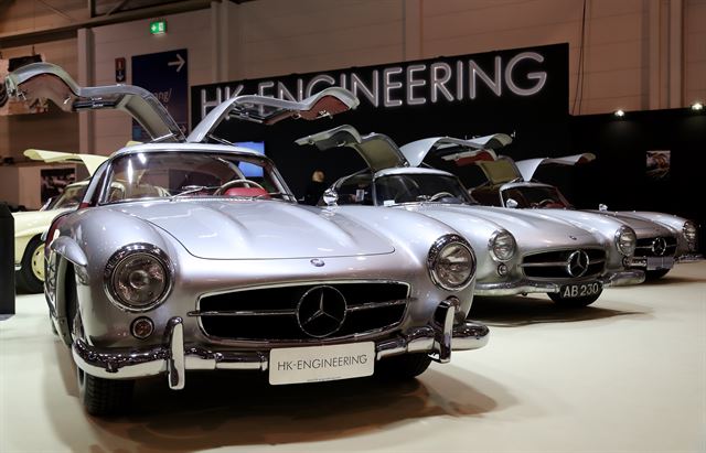 Mercedes-Benz 300 SL Coupes Gullwing. 1952년 경주용으로 처음 등장한 300SL은 1954년부터 1957년까지 총 1,400대가 제작됐다. 1960년 컨버터블형 300SL 로드스터가 출시됐고, 300SL 로드스터는 '미녀삼총사' 등 다수의 영화에 등장한 바 있다. 빈티지 차량들은 현재 가격으로 139만 달러(약 14억 8800만 원) 이상에 팔린 바 있다. EPA 연합뉴스