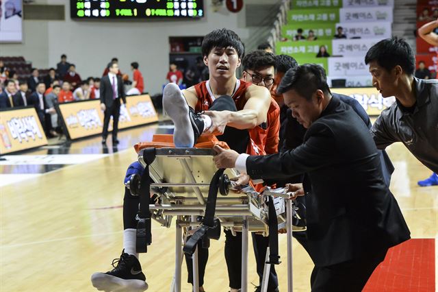 KGC인삼공사 오세근이 21일 경기에서 발목을 다쳐 들것에 실려가고 있다. KBL 제공