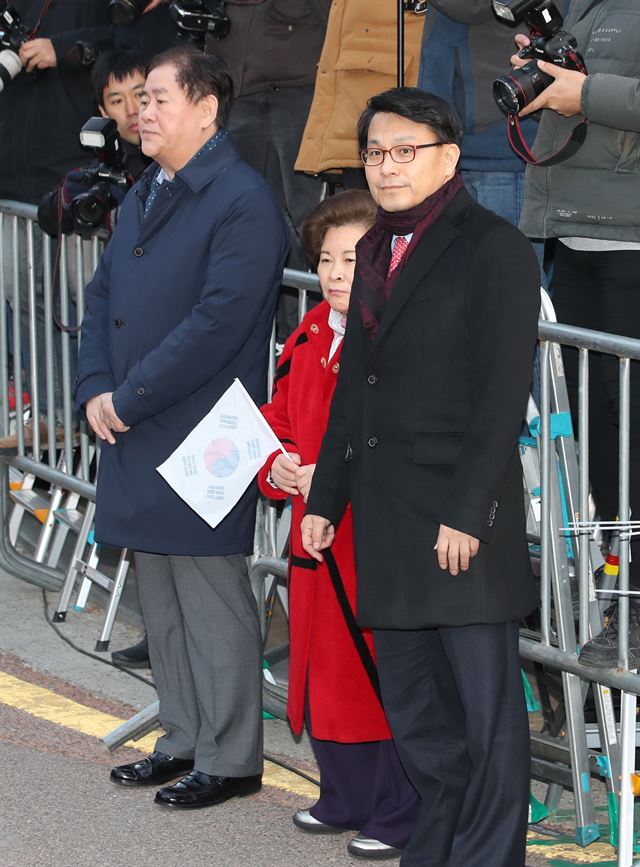 최경환(왼쪽) 윤상현 자유한국당 의원이 지난해 3월 서울 강남구 삼성동 박근혜 전 대통령 자택에서 밤샘 검찰조사를 받고 귀가하는 박 전 대통령을 기다리고 있다. 연합뉴스