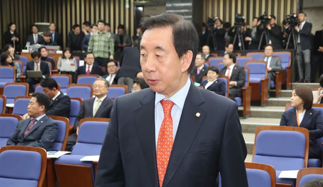 김성태 자유한국당 원내대표가 22일 국회에서 열린 개헌의원총회에서 인사말을 하기 위해 단상으로 나가고 있다. 연합뉴스