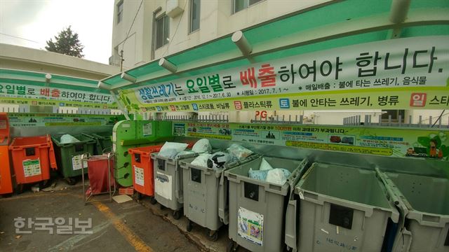 [저작권 한국일보]제주지역 재활용품 요일별 배출제가 도민들의 불편을 해소하기 위해 요일별 배출품목을 대폭 늘린다. 사진은 제주도심 내 클린하우스 전경. 김영헌 기자.